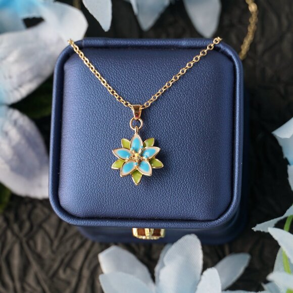 Cute blue flower necklace - Picture 3 of 3